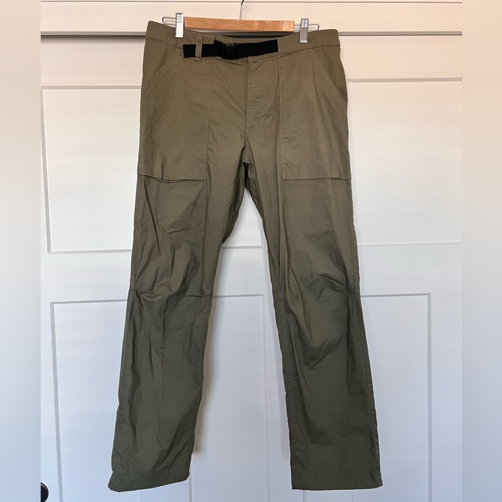 33 x30 Mountain Hardwear Forest Green Cargo Straight Leg Pants